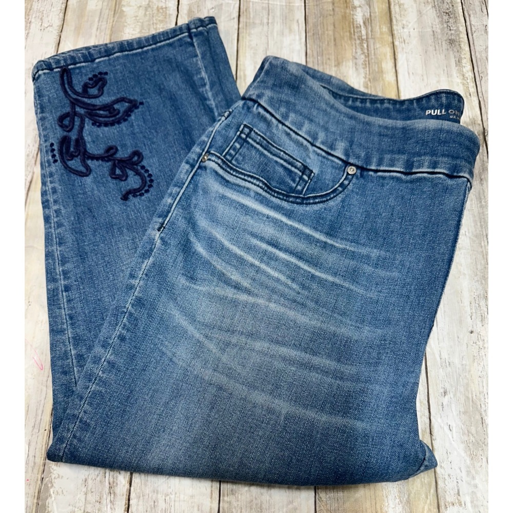 Chicos Pull On Jegging Capri/ Ankle Jeans Blue Embroidered Floral Size 1(U.S 8)